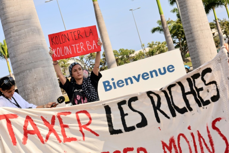 Un banderole "taxer les riches" lors d'une manifestation à l'appel du mouvement "Bloquons tout" à Saint-Denis de la Réunion le 10 septembre 2025 ( AFP / Richard BOUHET )