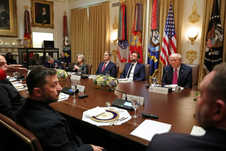 Le président américain Donald Trump reçoit son homologue ukrainien Volodymyr Zelensky (gauche), à la Maison Blanche à Washington, le 17 octobre 2025. ( AFP / TOM BRENNER )