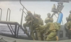 Un bateau de la marine israélienne intercepte la flottille Global Sumud en route vers Gaza, dans le but d'acheminer de l'aide, en mer