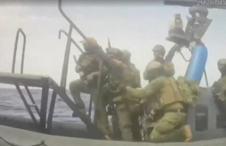 Un bateau de la marine israélienne intercepte la flottille Global Sumud en route vers Gaza, dans le but d'acheminer de l'aide, en mer