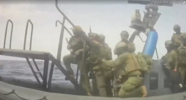 Un bateau de la marine israélienne intercepte la flottille Global Sumud en route vers Gaza, dans le but d'acheminer de l'aide, en mer