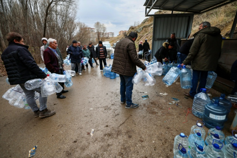 Des habitants font la queue pour remplir leurs bonbonnes d'eau après des coupures d'eau mises en place par les autorités en raison d'"une sécheresse record", le 8 janvier 2026 à Ankara ( AFP / Adem ALTAN )