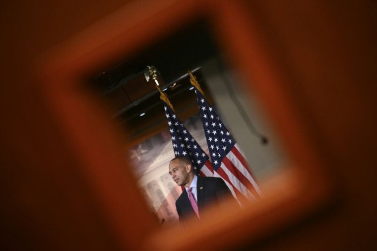 Le chef de la minorité démocrate à la Chambre des représentants américaine, Hakeem Jeffries, lors d'une conférence de presse au Capitole, à Washington, aux Etats-Unis, le 1er octobre 2025 ( AFP / Brendan SMIALOWSKI )