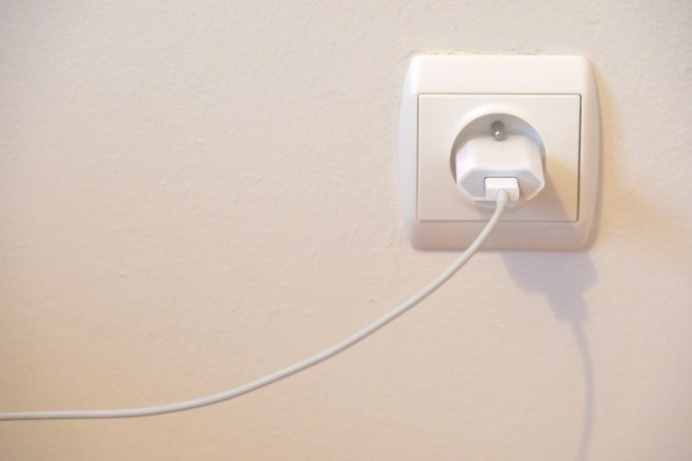 Un câble dans une prise électrique