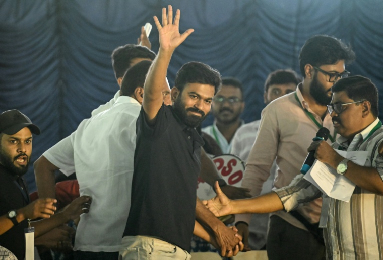 Le fondateur du Cockroach Janta Party (CJP), Abhijeet Dipke (C), lors d’une manifestation réclamant la démission du chef de la commission électorale indienne, Gyanesh Kumar, à Freedom Park, à Bengaluru, le 8 octobre 2026 ( AFP / Idrees MOHAMMED )