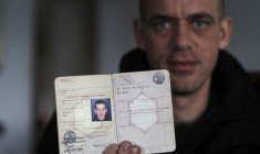 Salah Hamouri montrant son passeport français