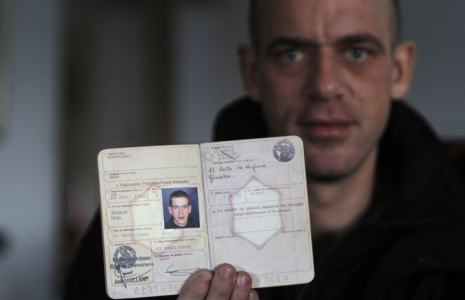 Salah Hamouri montrant son passeport français