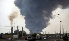 Un épais nuage de fumée s'élève du port Shahid Rajaï où une puissante explosion a fait plus de 500 blessés, le 26 avril 2025 dans le sud de l'Iran ( IRNA / Mohammad Rasole MORADI )