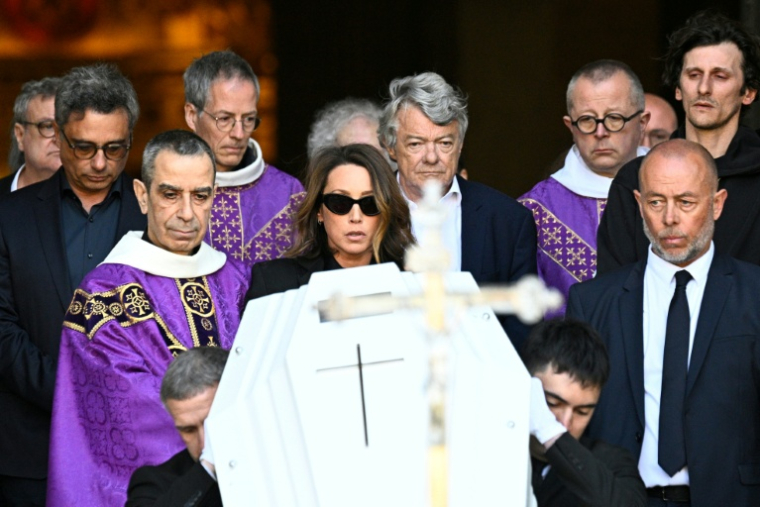Laura Smet, la fille de Nathalie Baye, lors des obsèques de cette dernière à Paris le 24 avril 2026 ( AFP / JULIEN DE ROSA )