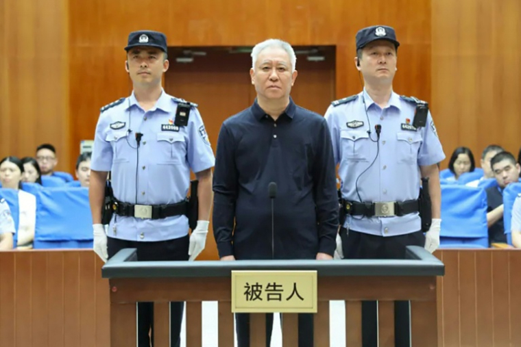 Photo fournie par le Tribunal populaire intermédiaire de Shenzhen, le 20 août 2026, montrant le fondateur d'Evergrande, Xu Jiayin (c), lors d'un procès à Shenzhen, dans la province du Guangdong, dans le sud de la Chine ( Tribunal populaire intermédiaire de Shenzhen / Handout )