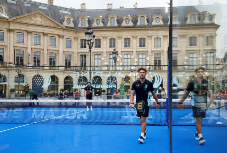 Le pilote de F1 Pierre Gasly sur une piste de padel pour la Fête du Sport à Paris, Place Vendome le 14 septembre 2025. ( AFP / Ian LANGSDON )