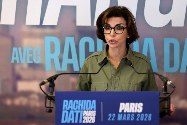 Rachida Dati, candidate Les Républicains (LR) à la mairie de Paris, s'adresse aux journalistes et à ses partisans après l'annonce de sa défaite au 2e tour des municipales, le 22 mars 2026 à Paris ( AFP / Ian LANGSDON )