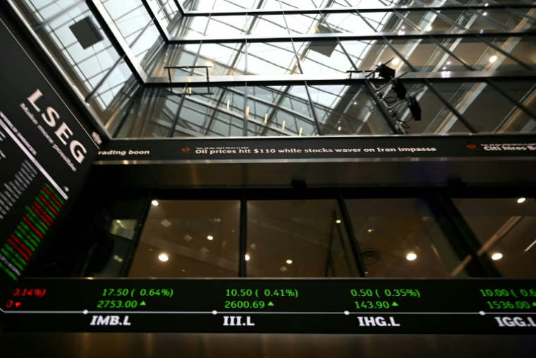 Des écrans à la Bourse de Londres le 28 avril 2026 ( AFP / JUSTIN TALLIS )