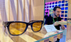 Des lunettes de soleil connectées exposées à Menlo Park, Californie, le 24 septembre 2024, avant le congrès Meta Connect ( AFP / Julie JAMMOT )