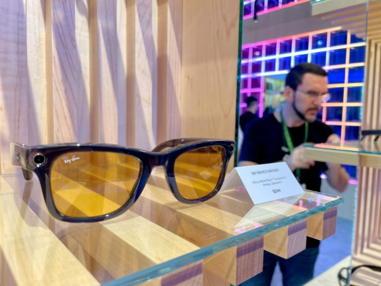 Des lunettes de soleil connectées exposées à Menlo Park, Californie, le 24 septembre 2024, avant le congrès Meta Connect ( AFP / Julie JAMMOT )