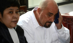 Serge Atlaoui, ex-condamné à mort en Indonésie pour narcotrafic, au côté de son avocate indonésienne Nancy Yuliana Sanjoto lors d'une audience à Tangerang, le 11 mars 2015.  ( AFP / ROMEO GACAD )