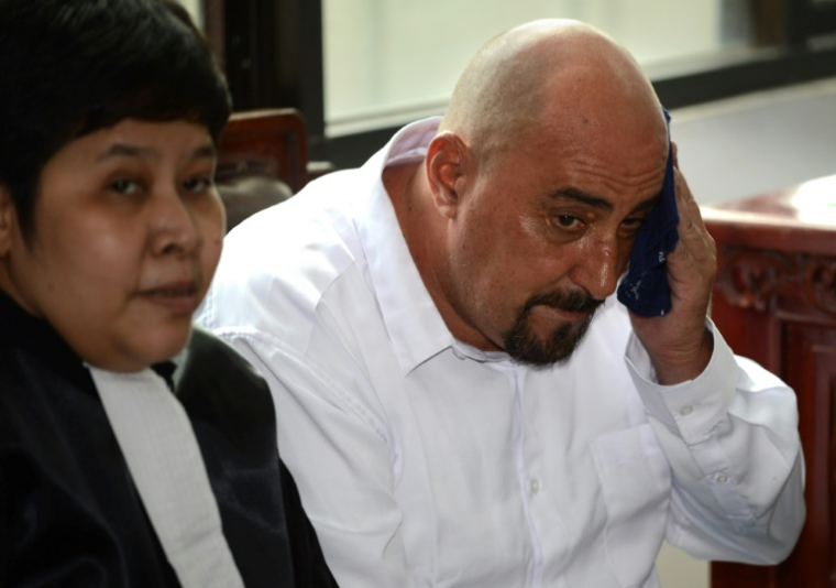 Serge Atlaoui, ex-condamné à mort en Indonésie pour narcotrafic, au côté de son avocate indonésienne Nancy Yuliana Sanjoto lors d'une audience à Tangerang, le 11 mars 2015. ( AFP / ROMEO GACAD )