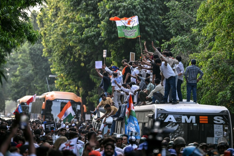Des militants du parti du Congrès scandent des slogans tandis que les dirigeants de l'alliance d'opposition INDIA (Indian National Developmental Inclusive Alliance) manifestent à New Delhi, le 8 octobre 2026 ( AFP / Arun SANKAR )