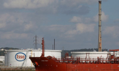 Un pétrolier devant la raffinerie de pétrole ExxonMobil, à Port-Jérôme-sur-Seine