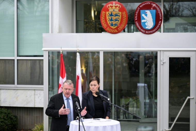 Le ministre danois des Affaires étrangères Lars Løkke Rasmussen et son homologue groenlandaise Vivian Motzfeldt lors d'une conférence de presse à Washington le 14 janvier 2026 ( AFP / Oliver Contreras )