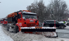 Une tempête hivernale enneige Moscou