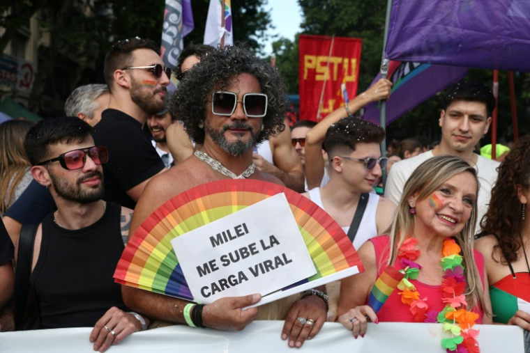 Des participants à la Marche des fiertés à Buenos Aires le 1er novembre 2025. ( AFP / Alejandro PAGNI )