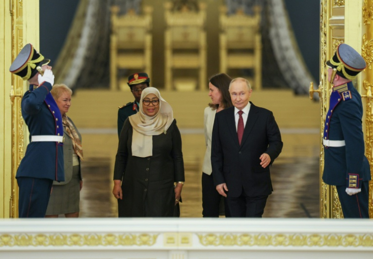 Le président russe Vladimir Poutine et la présidente tanzanienne Samia Suluhu Hassan au Kremlin, le 3 juin 2026 à Moscou ( POOL / Ramil Sitdikov )
