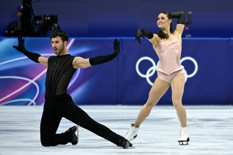 Les Français Laurence Fournier Beaudry et Guillaume Cizeron lors des Jeux olympiques d'hiver 2026 à Milan, le 6 février 2026 ( AFP / WANG Zhao )