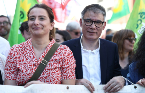 Marine Tondelier et Olivier Faure à la manifestation de Dunkerque le 1er mai 2025, dans le Nord ( AFP / Sameer AL-DOUMY )
