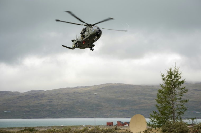 Un hélicoptère militaire danois lors d'exercices de l'Otan le 9 septembre au Groenland ( Ritzau Scanpix / Mads Claus Rasmussen )