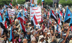 De membres de tribus manifestent leur soutien au mouvement séparatiste sudiste à Aden, dans le sud du Yémen, le 14 décembre 2025 ( AFP / Saleh Al-OBEIDI )