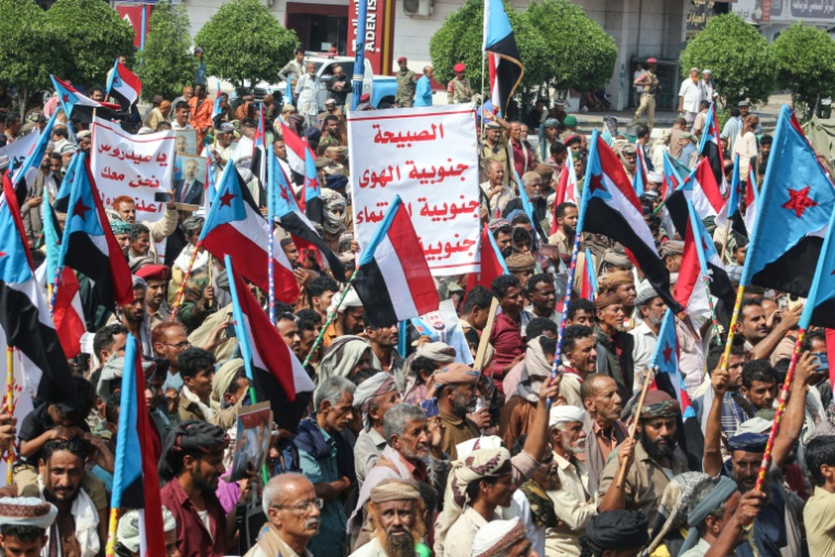 De membres de tribus manifestent leur soutien au mouvement séparatiste sudiste à Aden, dans le sud du Yémen, le 14 décembre 2025 ( AFP / Saleh Al-OBEIDI )