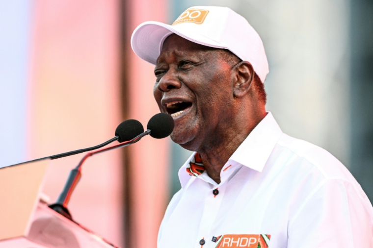 Le président ivoirien et candidat à sa réélection  Alassane Ouattara lors du dernier meeting de sa campagne à Abidjan le 23 octobre 2025 ( AFP / Sia KAMBOU )