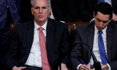 Le leader républicain de la Chambre des représentants, Kevin McCarthy, assis dans la salle de la Chambre des représentants au Capitole à Washington