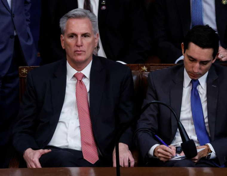 Le leader républicain de la Chambre des représentants, Kevin McCarthy, assis dans la salle de la Chambre des représentants au Capitole à Washington