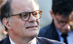 Emmanuel Moulin alors secrétaire général de l'Elysée, le 24 avril 2026 à Athènes (Grèce) ( AFP / Ludovic MARIN )