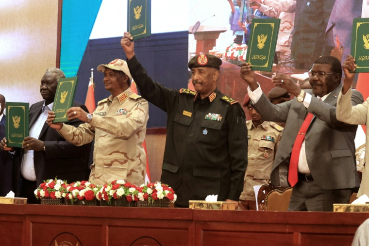 Le chef de l'armée soudanaise, Abdel Fattah al-Burhane, et le commandant des forces paramilitaires, Mohamed Hamdane Daglo, le 5 décembre 2022 à Khartoum ( AFP / ASHRAF SHAZLY )