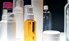 Utiliser moins de cosmétiques entraîne une baisse massive et rapide de la concentration de certains polluants chimiques et perturbateurs endocriniens (comme le bisphénol A) dans les urines chez l'humain, selon une étude ( AFP / ALAIN JOCARD )