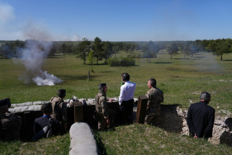 Le président français Emmanuel Macron (C) s’entretient avec des soldats lors d’une visite à l’exercice militaire Orion 2026 à Suippes, dans l’est de la France, le 30 avril 2026 ( POOL / Aurelien Morissard )