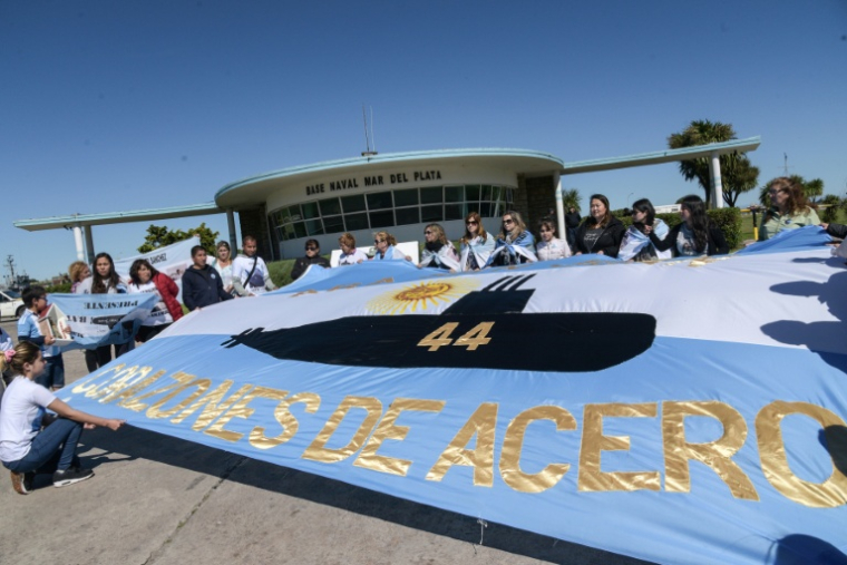 Des proches de l'équipage du sous-marin San Juan manifestent devant la base navale de Mar del Plata, en Argentine, le 18 novembre 2018 ( AFP / Alfonsina Tain )