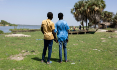 Deux amis au camp de déplacés de Ngorerom, dans la province du lac Tchad, au Tchad, le 21 juin 2025 ( AFP / Joris Bolomey )