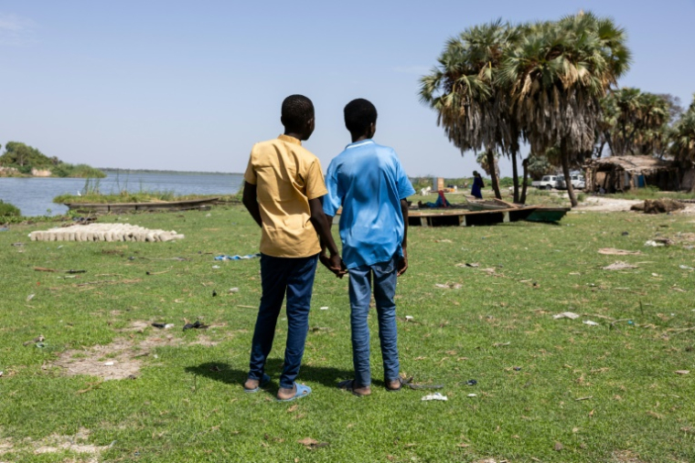 Deux amis au camp de déplacés de Ngorerom, dans la province du lac Tchad, au Tchad, le 21 juin 2025 ( AFP / Joris Bolomey )