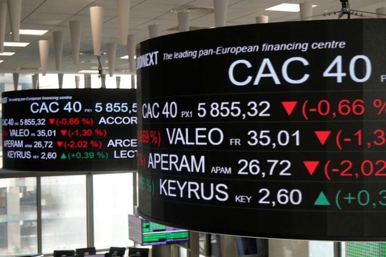 Les cours des actions des entreprises sont affichées sur des écrans au siège d'Euronext
