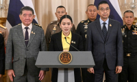 La Première ministre thaïlandaise Paetongtarn Shinawatra (c), entourée de hauts commandants de l'armée thaïlandaise et de ministres du gouvernement, s'exprime lors d'une conférence de presse à Bangkok, le 19 juin 2025 ( AFP / Lillian SUWANRUMPHA )