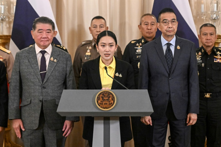 La Première ministre thaïlandaise Paetongtarn Shinawatra (c), entourée de hauts commandants de l'armée thaïlandaise et de ministres du gouvernement, s'exprime lors d'une conférence de presse à Bangkok, le 19 juin 2025 ( AFP / Lillian SUWANRUMPHA )