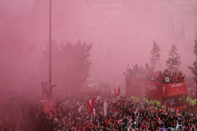 Les joueurs de Liverpool célèbrent leur victoire en bus à toit ouvert en Premier League, à Liverpool, dans le nord-ouest de l'Angleterre, le 26 mai 2025 ( AFP / Darren Staples )
