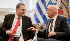 Le ministre grec de la Défense Nikos Dendias (à droite) rencontre son homologue israélien Israël Katz à Athènes, le 20 janvier 2026. ( AFP / AGGELOS NAKKAS )