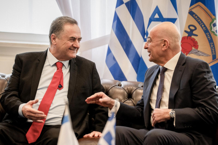 Le ministre grec de la Défense Nikos Dendias (à droite) rencontre son homologue israélien Israël Katz à Athènes, le 20 janvier 2026. ( AFP / AGGELOS NAKKAS )