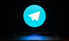 Plusieurs dizaines de milliers de photos et de vidéos de femmes ont été échangées sur des groupes et chaînes Telegram en Italie et en Espagne, selon une étude de l'ONG AI Forensics ( AFP / Anthony WALLACE )