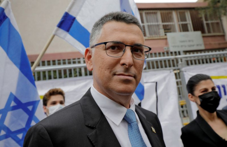 Le leader du parti New Hope, Gideon Saar, lors des élections générales à Tel Aviv